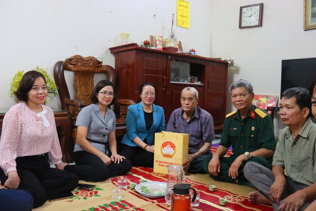 Lãnh đạo Ủy ban MTTQ Việt Nam TP Hà Nội thăm, tặng quà hội viên khó khăn tại xã Quang Minh