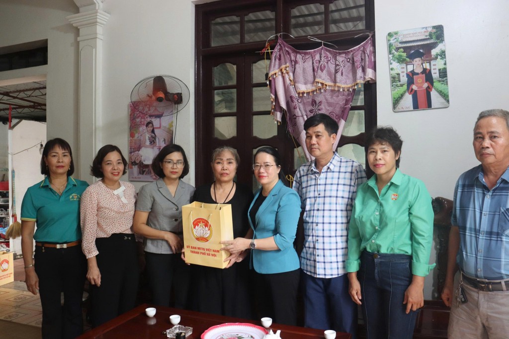 Lãnh đạo Ủy ban MTTQ Việt Nam TP Hà Nội thăm, tặng quà hội viên khó khăn tại xã Quang Minh