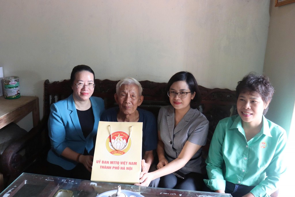 Lãnh đạo Ủy ban MTTQ Việt Nam TP Hà Nội thăm, tặng quà hội viên khó khăn tại xã Quang Minh