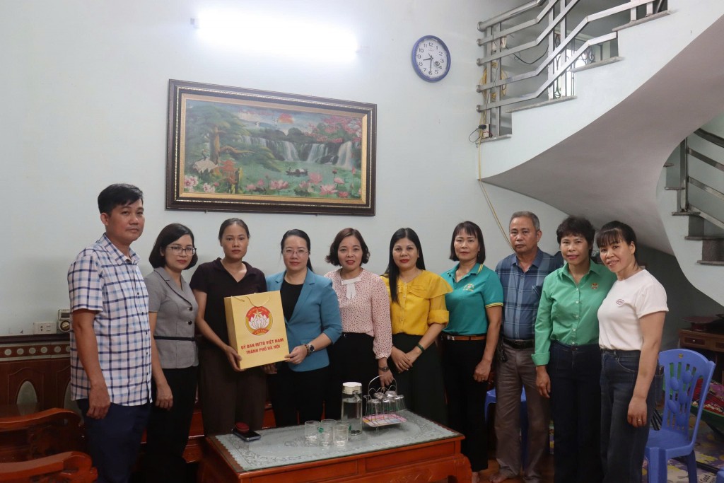 Lãnh đạo Ủy ban MTTQ Việt Nam TP Hà Nội thăm, tặng quà hội viên khó khăn tại xã Quang Minh