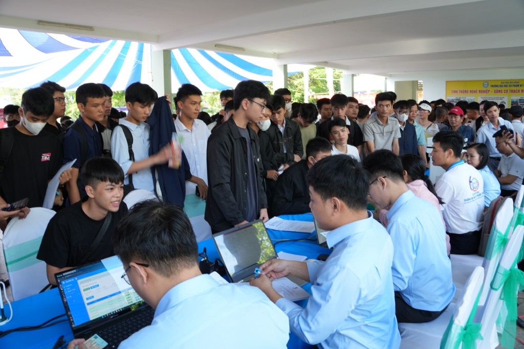 Nhiều tân sinh viên và phụ huynh đã có mặt từ sáng sớm để làm thủ tục nhập học