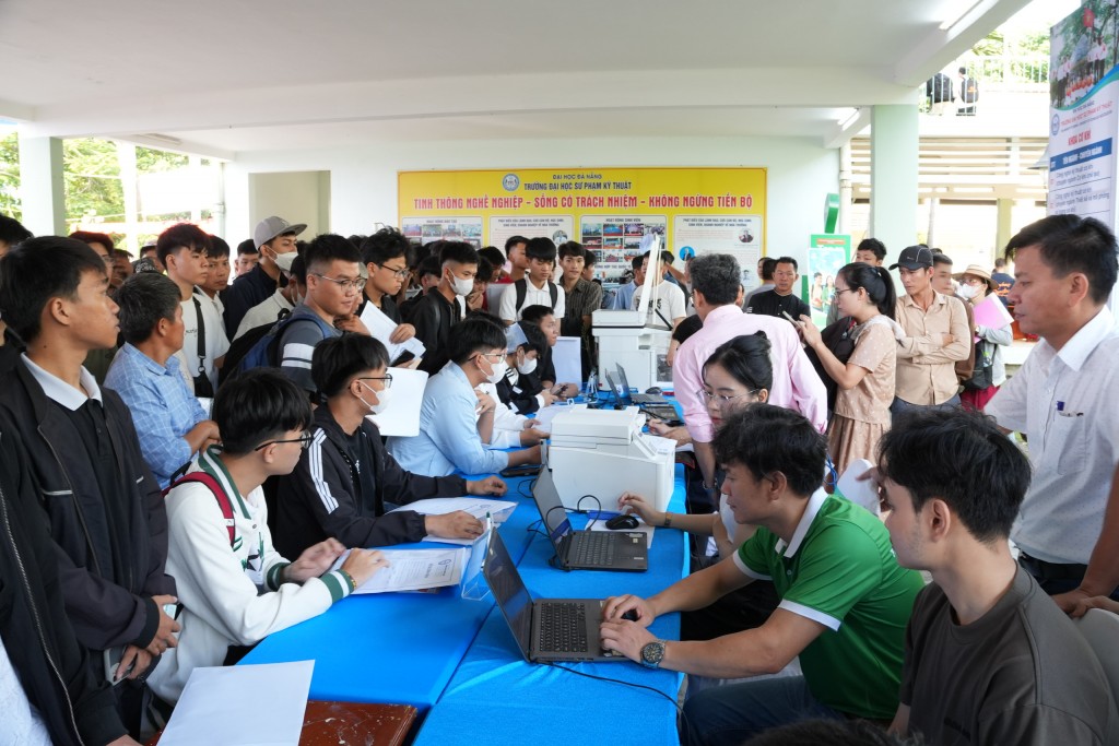Nhờ sự hướng dẫn tận tình của tình nguyện viên, giảng viên mà các tân sinh viên có thể hoàn tất mọi thủ tục thật dễ dàng và thuận lợi