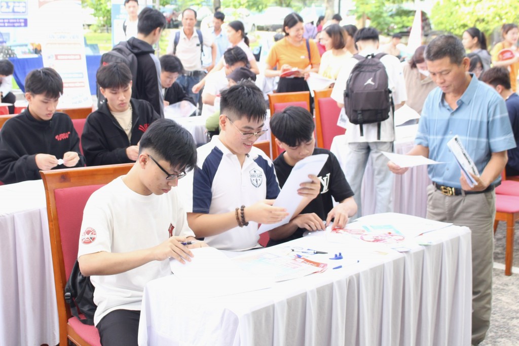Để tạo điều kiện thuận lợi cho các tân sinh viên, nhà trường đã bố trí quy trình nhập học theo sơ đồ khoa học