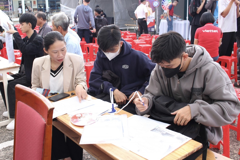 Nhiều bậc phụ huynh đồng hành cùng con trong ngày đầu làm thủ tục nhập học 