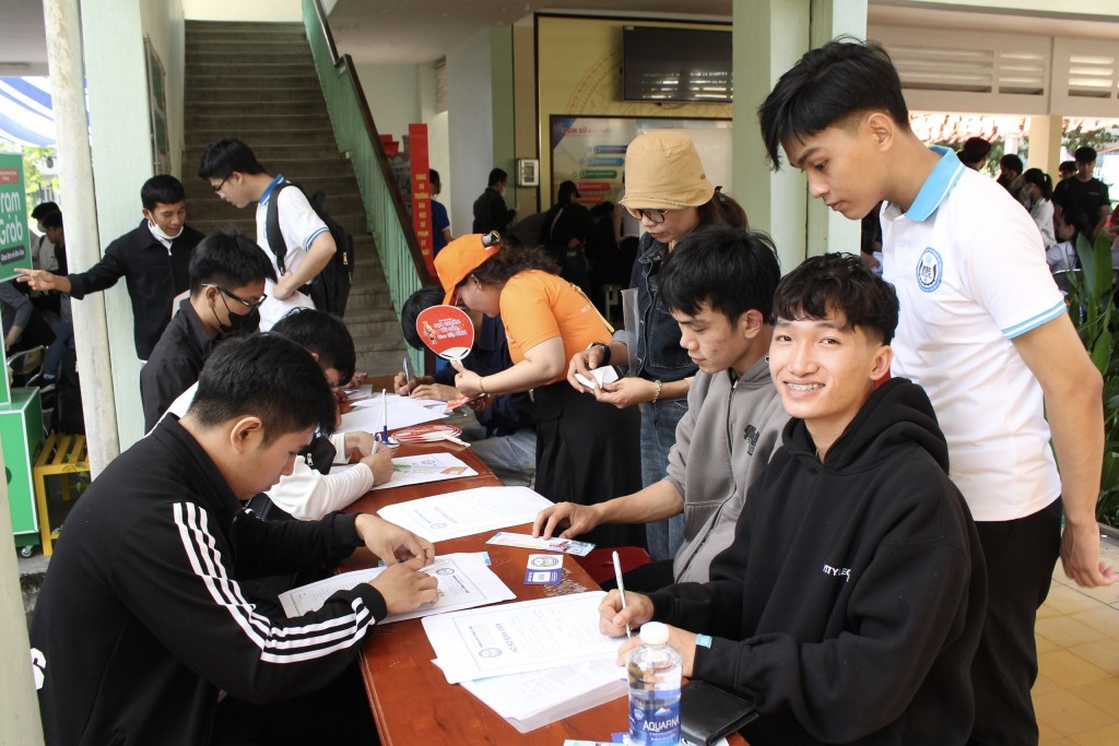 Niềm vui hiện rõ trên nét mặt của các em khi trở thành tân sinh viên đánh dấu bước tiến quan trọng khi bước chân vào giảng đường đại học