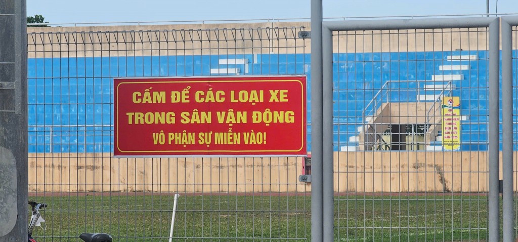 Giữ xe thu tiền trái phép trại Trung tâm TDTT Bắc Quảng Nam cũ