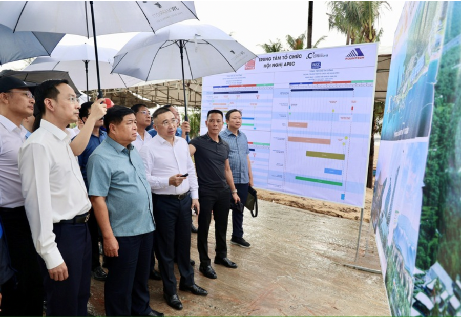 Phó Thủ tướng Nguyễn Chí Dũng khảo sát hiện trường dự án Trung tâm Hội nghị APEC (Ảnh: VGP)