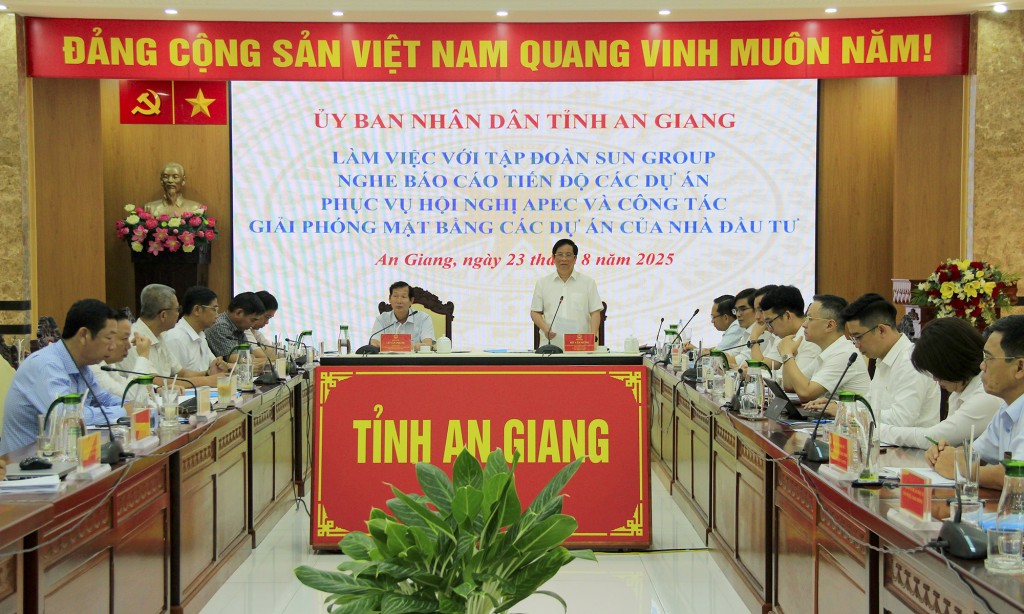 Chủ tịch Ủy ban nhân dân tỉnh Hồ Văn Mừng phát biểu kết luận cuộc họp ngày 23/8