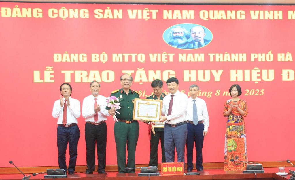 Đảng bộ MTTQ Việt Nam TP Hà Nội trao Huy hiệu Đảng đợt 2/9