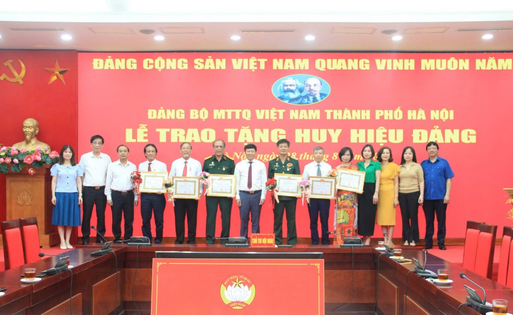 Đảng bộ MTTQ Việt Nam TP Hà Nội trao Huy hiệu Đảng đợt 2/9