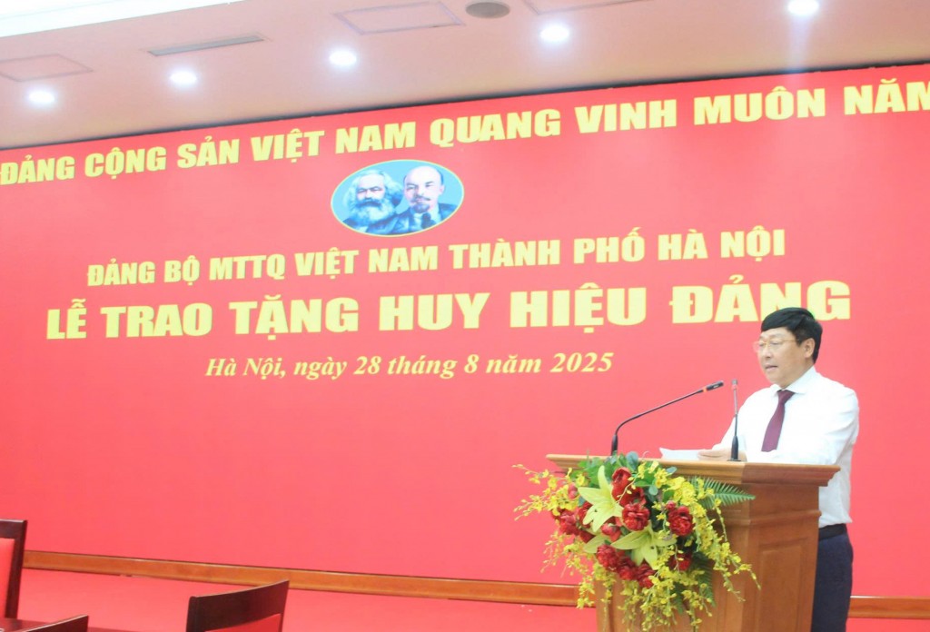 Đảng bộ MTTQ Việt Nam TP Hà Nội trao Huy hiệu Đảng đợt 2/9