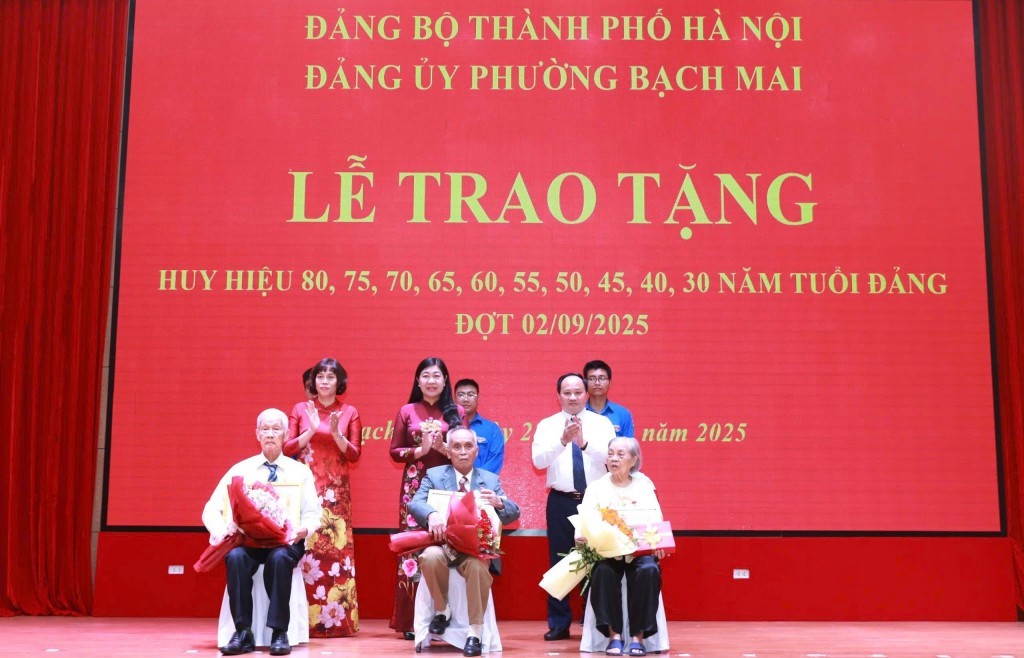 220 đảng viên phường Bạch Mai được tặng Huy hiệu Đảng