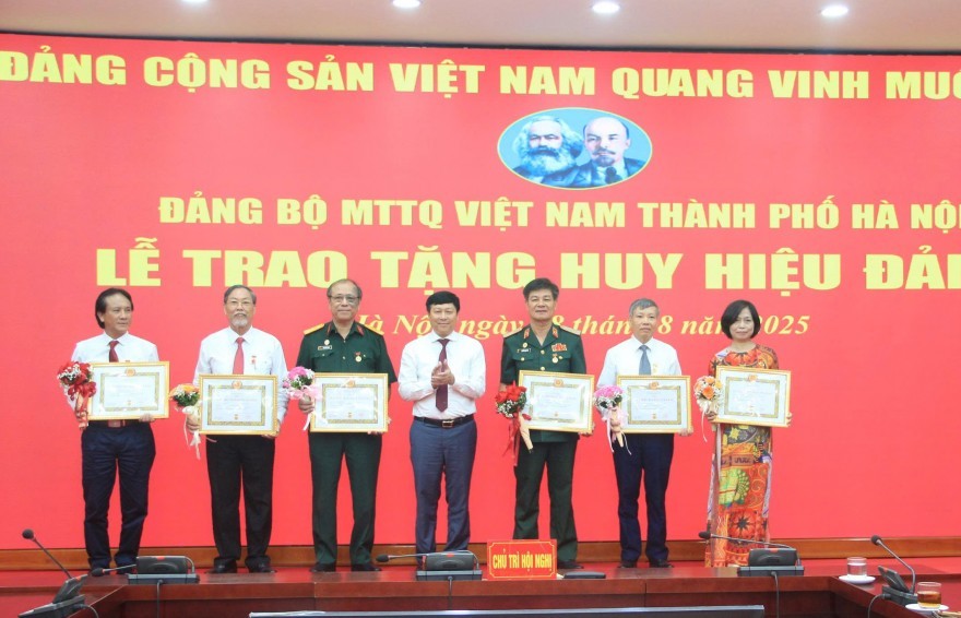 Đảng bộ MTTQ Việt Nam TP Hà Nội trao Huy hiệu Đảng đợt 2/9