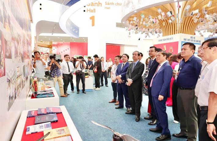 Bộ trưởng Nguyễn Kim Sơn và Thứ trưởng Lê Tấn Dũng tham quan gian trưng bày