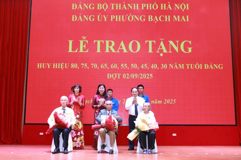 220 đảng viên phường Bạch Mai được tặng Huy hiệu Đảng
