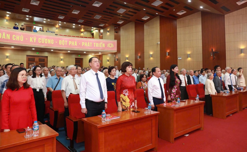 220 đảng viên phường Bạch Mai được tặng Huy hiệu Đảng