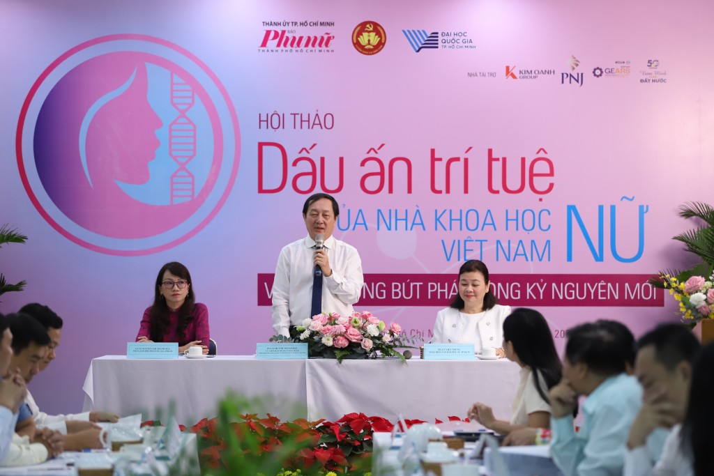 (Từ trái sang) Giáo sư, tiến sĩ Nguyễn Thị Thanh Mai – Phó giám đốc Đại học Quốc gia TPHCM; Phó giáo sư, tiến sĩ Huỳnh Thành Đạt – Phó trưởng ban Tuyên giáo và Dân vận Trung ương - và bà Lý Việt Trung – Tổng Biên tập Báo Phụ nữ TPHCM - điều phối hội thảo