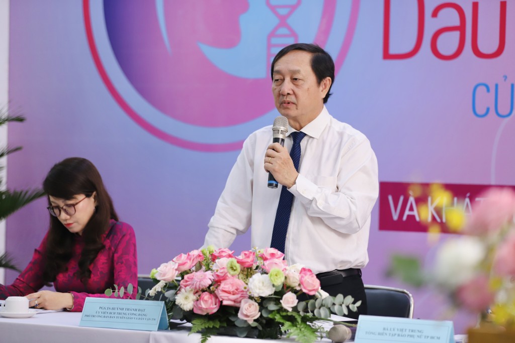 Phó Giáo sư, Tiến sĩ Huỳnh Thành Đạt - Phó Trưởng Ban Tuyên giáo và Dân vận Trung ương phát biểu tại hội thảo