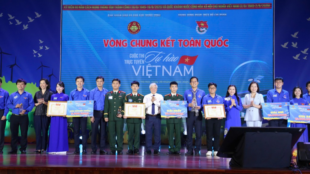 Các vị đại biểu chụp ảnh lưu niệm cùng các đội thi 