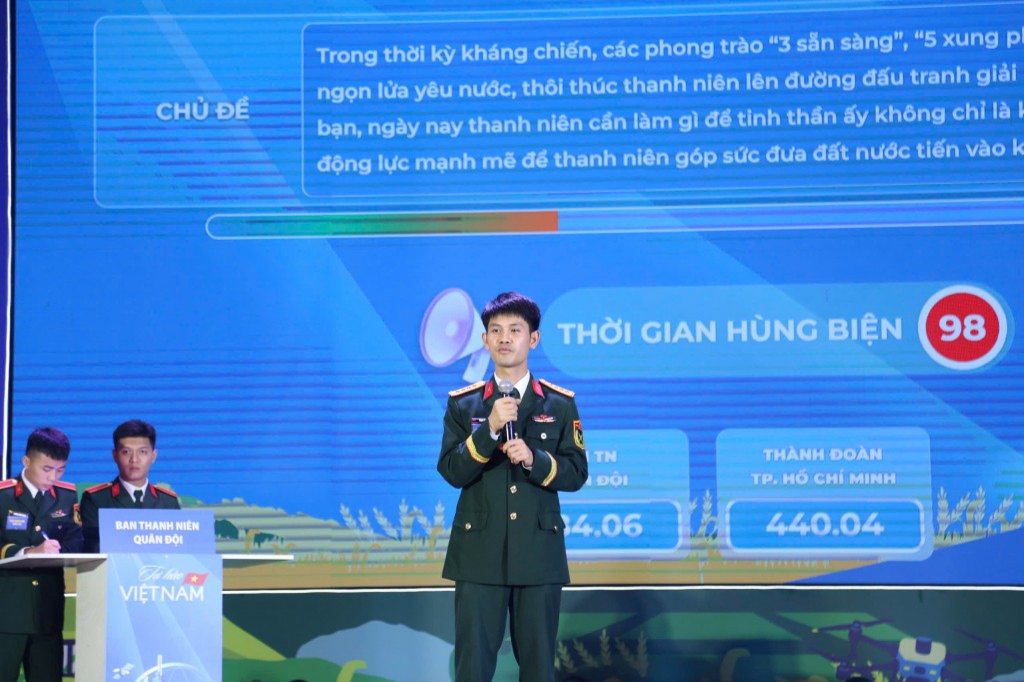 Đại diện đội tuyển Ban Thanh niên Quân đội thể hiện tài hùng biện trong phần thi 