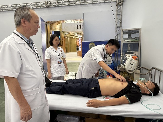 Phòng cấp cứu trung tâm với quy mô 10 giường bệnh, sẵn sàng phương tiện, thuốc, trang thiết bị tốt nhất để cấp cứu, chăm sóc y tế đối với các đại biểu, khách mời, cán bộ và nhân dân tham quan trong suốt quá trình diễn ra triển lãm.