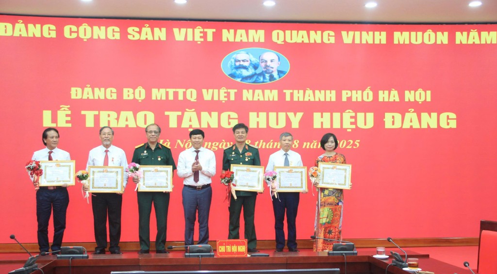 Đảng bộ MTTQ Việt Nam TP Hà Nội trao Huy hiệu Đảng đợt 2/9