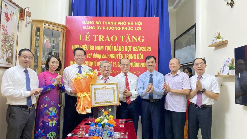 Phường Phúc Lợi: 94 đảng viên được trao tặng Huy hiệu đảng đợt 2/9