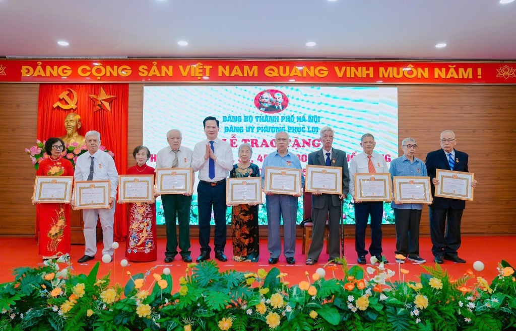 Phường Phúc Lợi: 94 đảng viên được trao tặng Huy hiệu đảng đợt 2/9