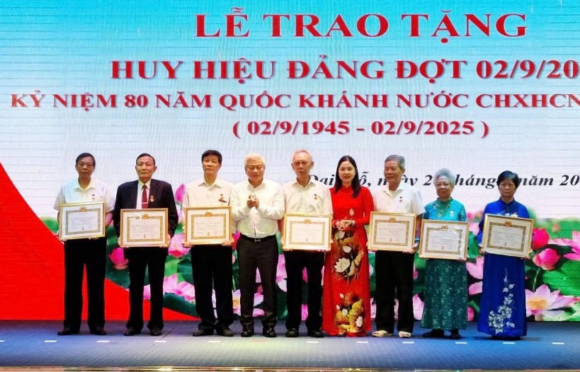 103 đảng viên tại phường Đại Mỗ được trao Huy hiệu Đảng đợt 2-9