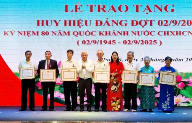 103 đảng viên tại phường Đại Mỗ được trao Huy hiệu Đảng đợt 2-9