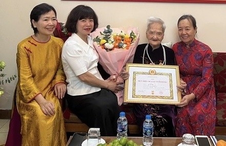 Đảng ủy phường Bồ Đề trao tặng Huy hiệu đảng đợt Quốc khánh 2/9