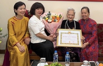 Đảng ủy phường Bồ Đề trao tặng Huy hiệu đảng đợt Quốc khánh 2/9