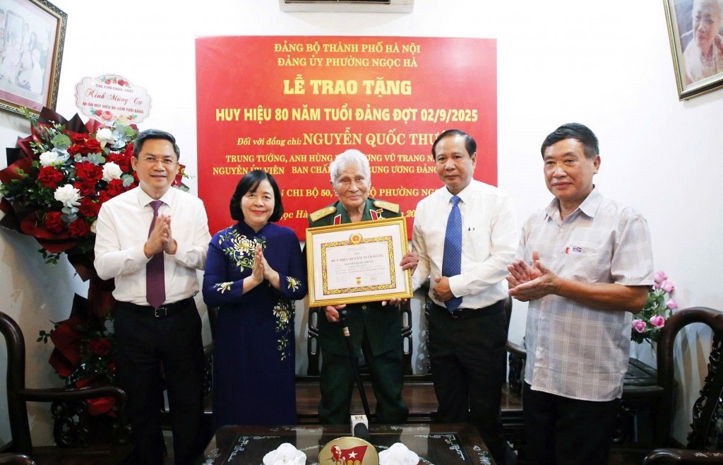 Trung tướng Nguyễn Quốc Thước nhận Huy hiệu 80 năm tuổi Đảng
