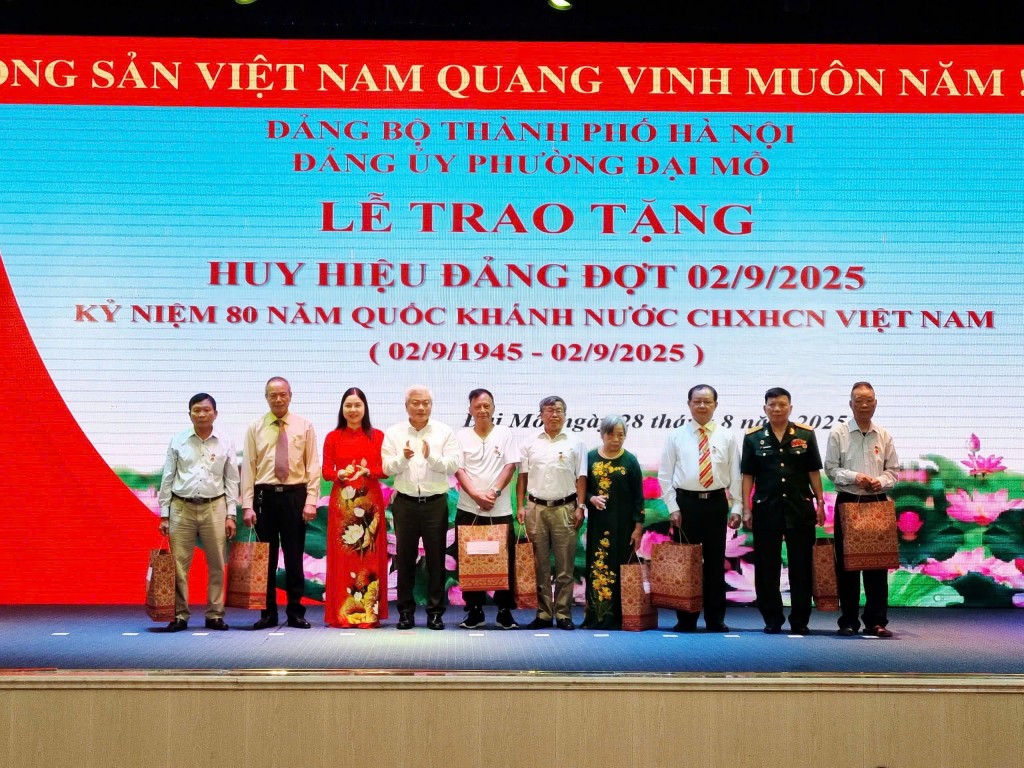 Lãnh đạo Đảng uỷ phường Đại Mỗ trao quà, tri ân các gia đình chính sách