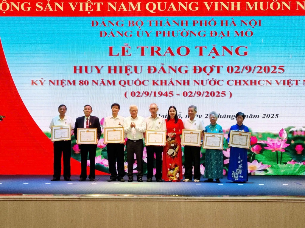 103 đảng viên tại phường Đại Mỗ được trao Huy hiệu Đảng đợt 2-9