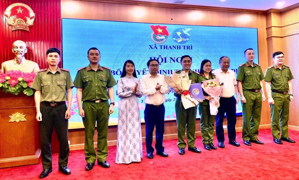 Các đồng chí lãnh đạo xã Thanh Trì trao quyết định và hoa tặng Chi đoàn được thành lập