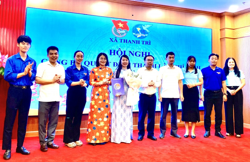 Lãnh đạo xã trao quyết định thành lập Hội đồng Đội xã Thanh Trì