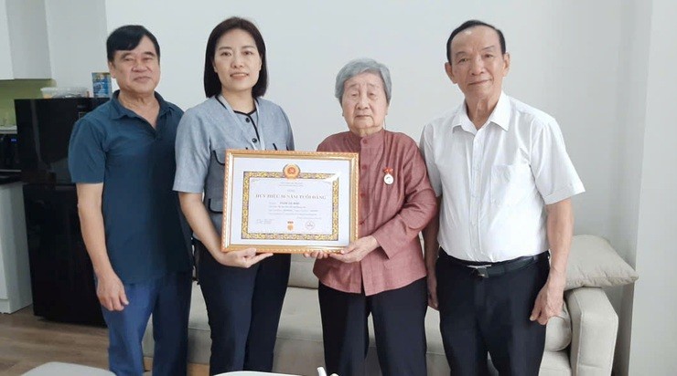 Đ/c Lê Thùy Linh - UVBTV, Trưởng Ban xây dựng Đảng trao Huy hiệu đảng tại nhà đảng viên