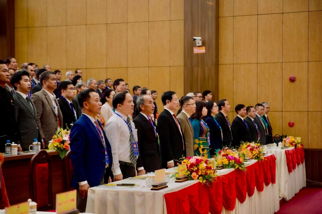 Đại biểu thực hiện nghi thức chào cờ (Ảnh: Báo Lâm Đồng)