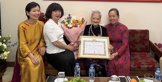 Đảng ủy phường Bồ Đề trao tặng Huy hiệu đảng đợt Quốc khánh 2/9