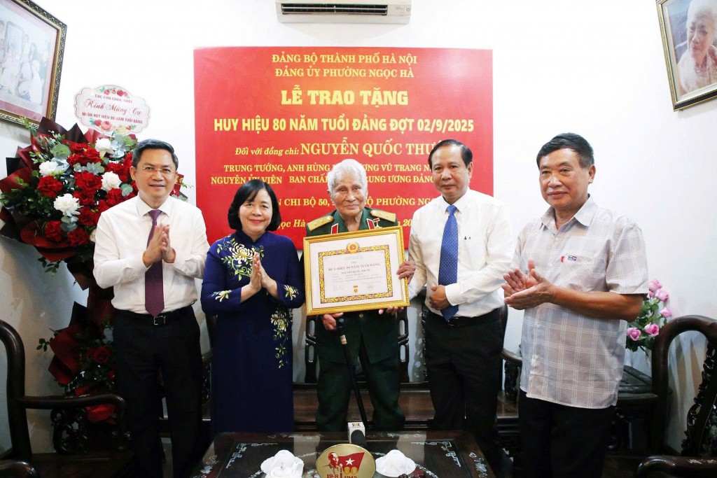 Trung tướng Nguyễn Quốc Thước nhận Huy hiệu 80 năm tuổi Đảng