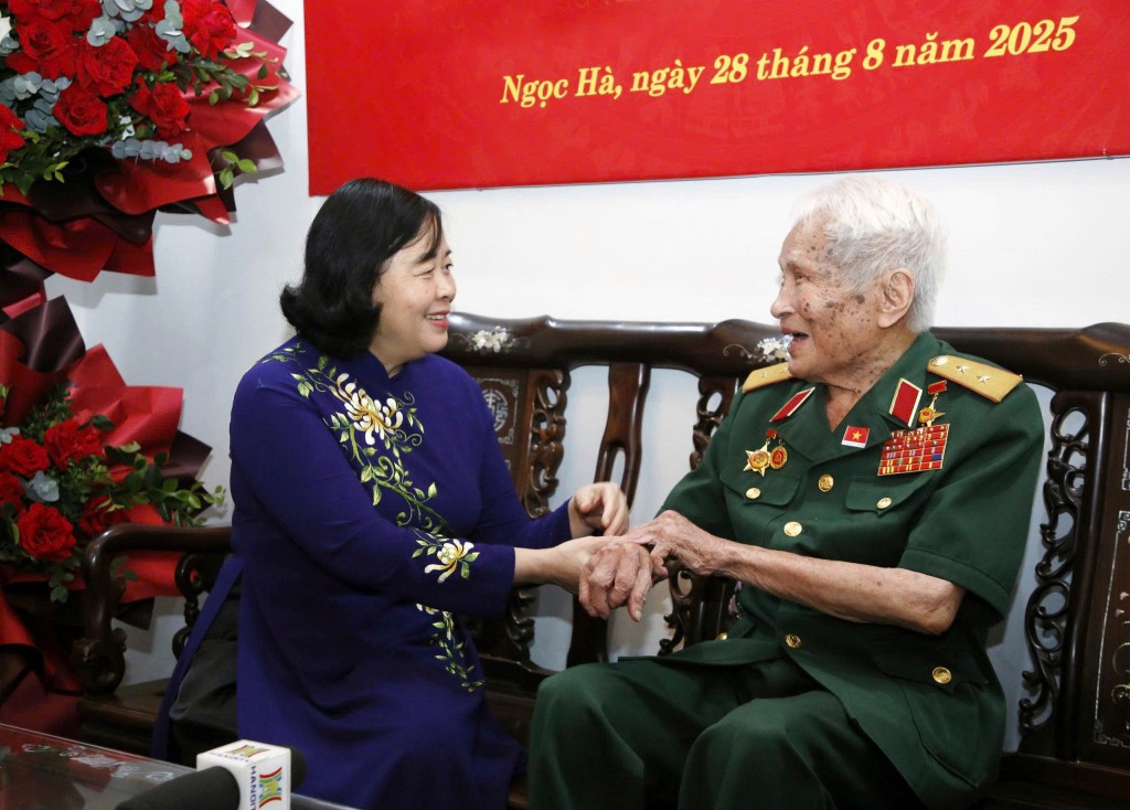 Trung tướng Nguyễn Quốc Thước nhận Huy hiệu 80 năm tuổi Đảng