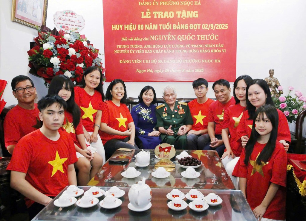 Trung tướng Nguyễn Quốc Thước nhận Huy hiệu 80 năm tuổi Đảng