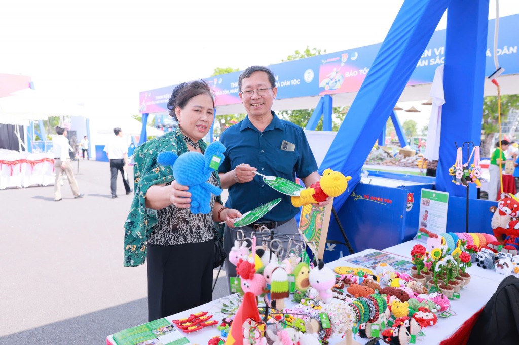 Người dân tham quan gian hàng