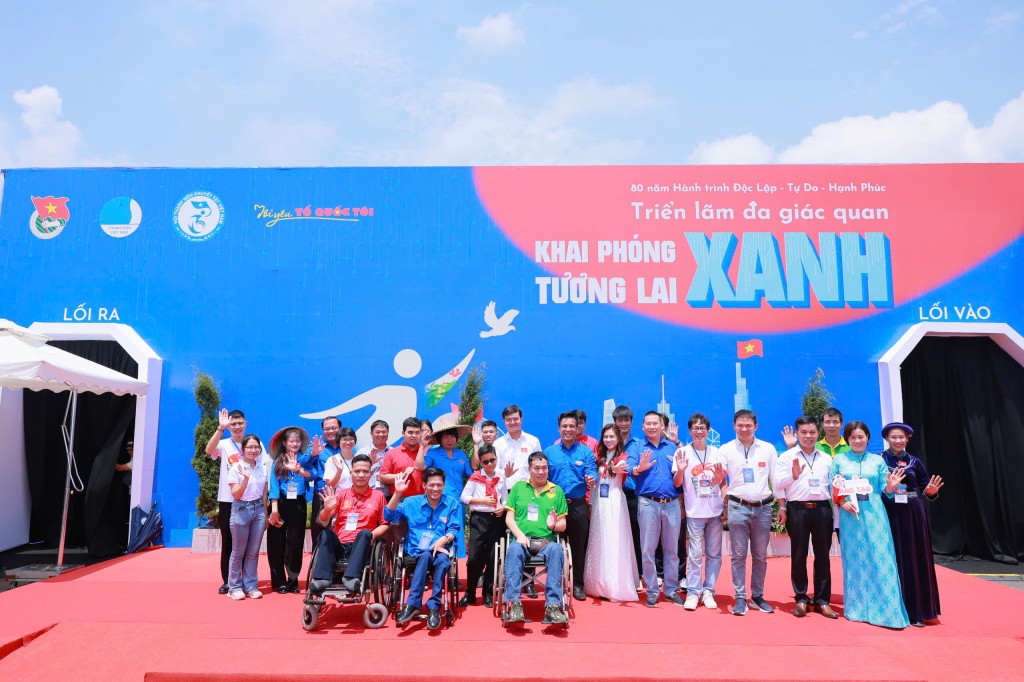 Các bạn thanh niên khuyết tật