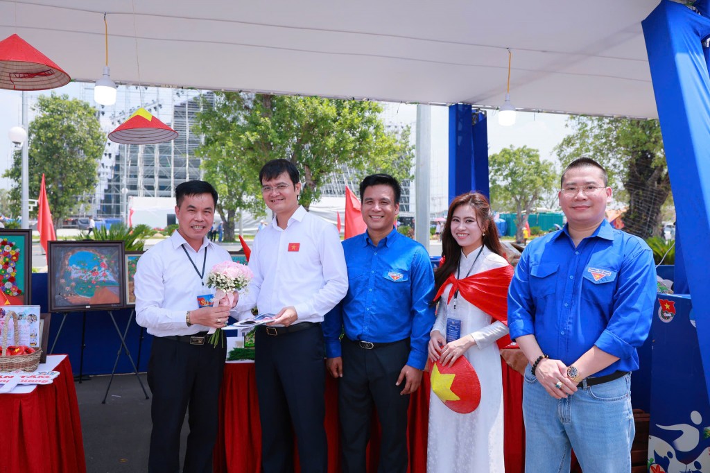 Ủy viên dự khuyết Trung ương Đảng, Phó Chủ tịch Ủy ban Trung ương MTTQ Việt Nam, Bí thư thứ nhất Trung ương Đoàn Bùi Quang Huy