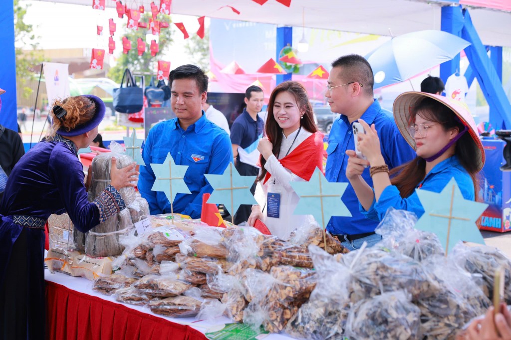 Thanh niên tham quan gian hàng