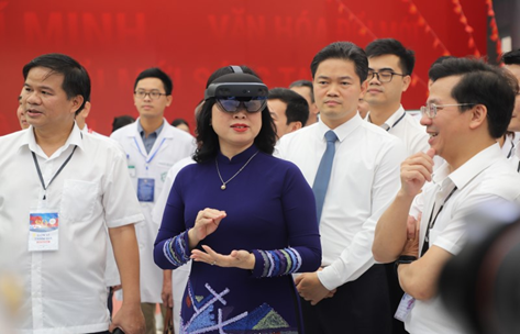 Bộ trưởng Bộ Y tế Đào Hồng Lan và Thứ trưởng Bộ Y tế Nguyễn Thị Liên Hương trải nghiệm công nghệ thực tế ảo tăng cường