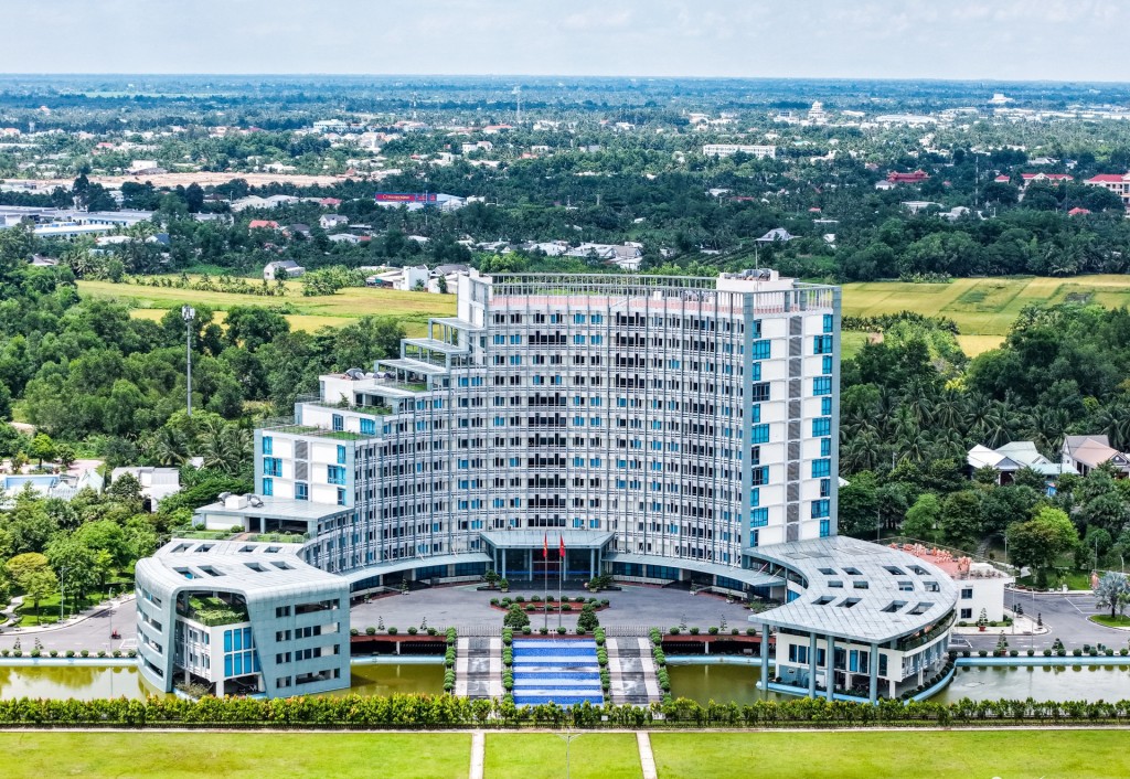  Tỉnh Long sẽ có nhiều cơ hội để vươn lên trở thành trung tâm mới của Đồng bằng sông Cửu Long (Tòa nhà hành chính tỉnh Vĩnh Long hiện đại nằm trên đường Võ Văn Kiệt)