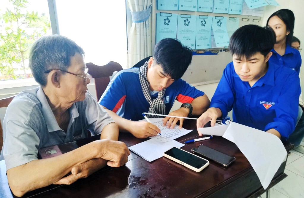  Thanh niên tình nguyện luôn sẵn sàng hỗ trợ người dân tới làm thủ tục tại các trụ sở UBND xã, phường trên địa bàn tỉnh Vĩnh Long